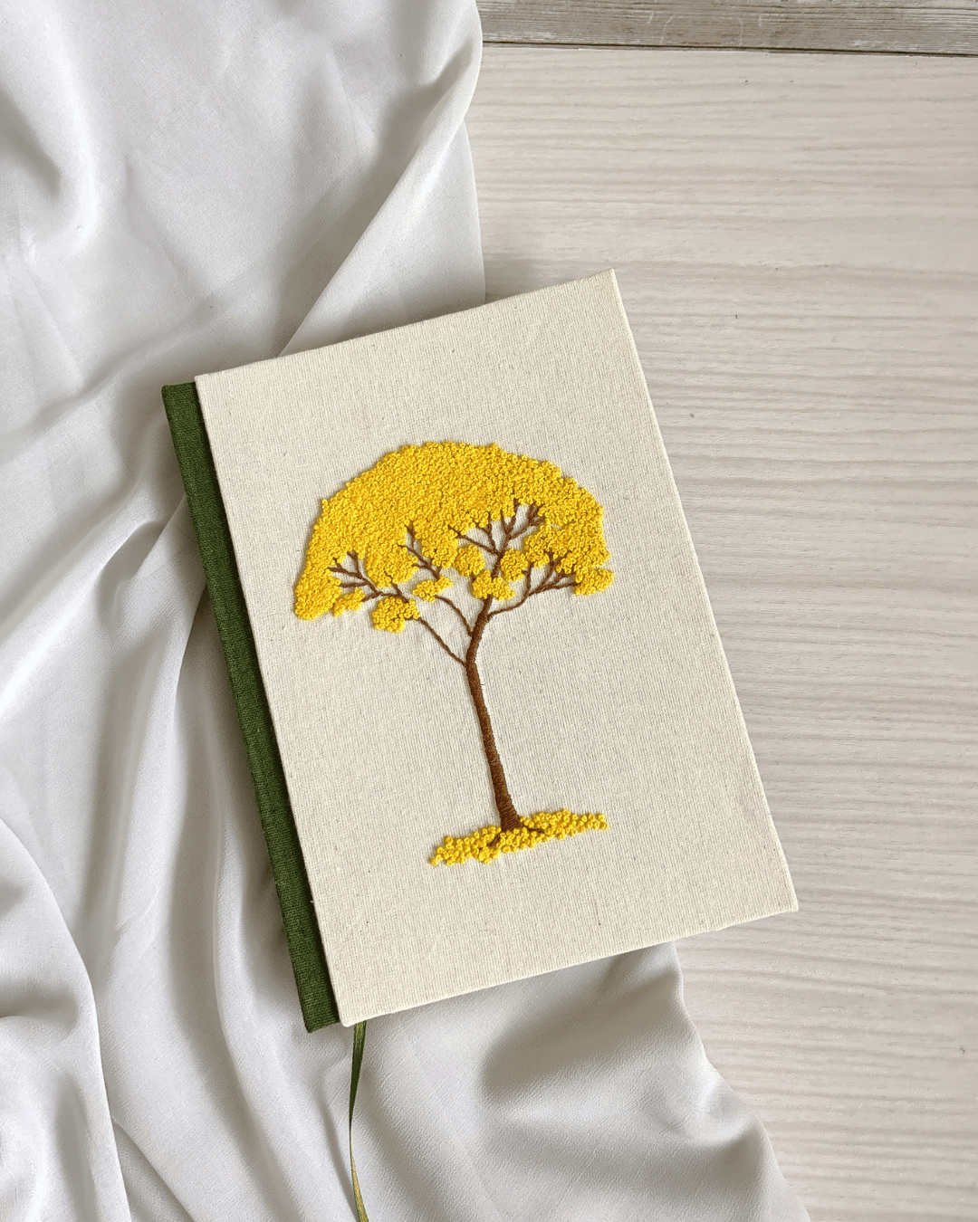 Caderno Bordado à Mão - Ipê Amarelo