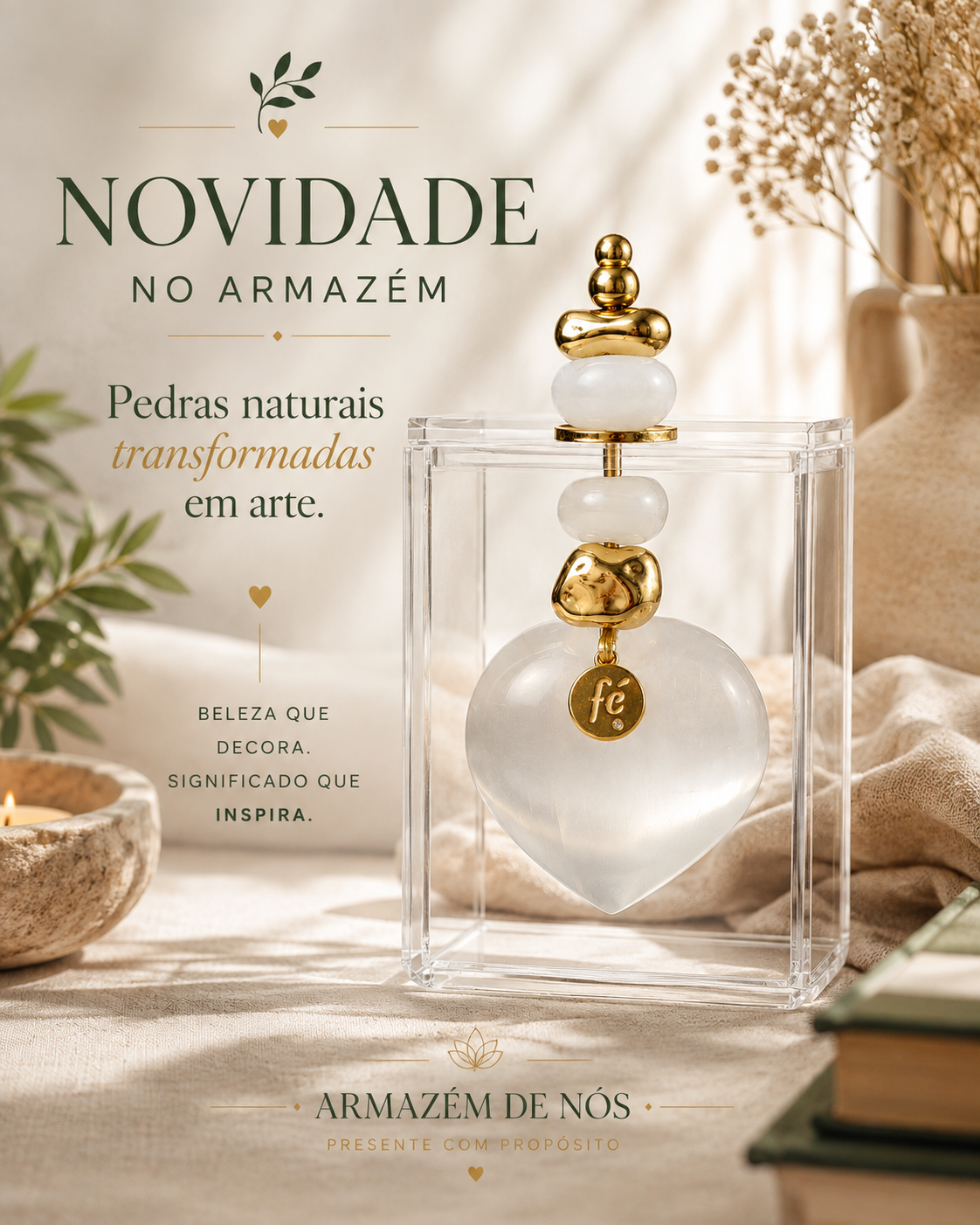 Caixa Acrílica Decorativa com Coração de Selenita Natural e Detalhes Dourados - AN226