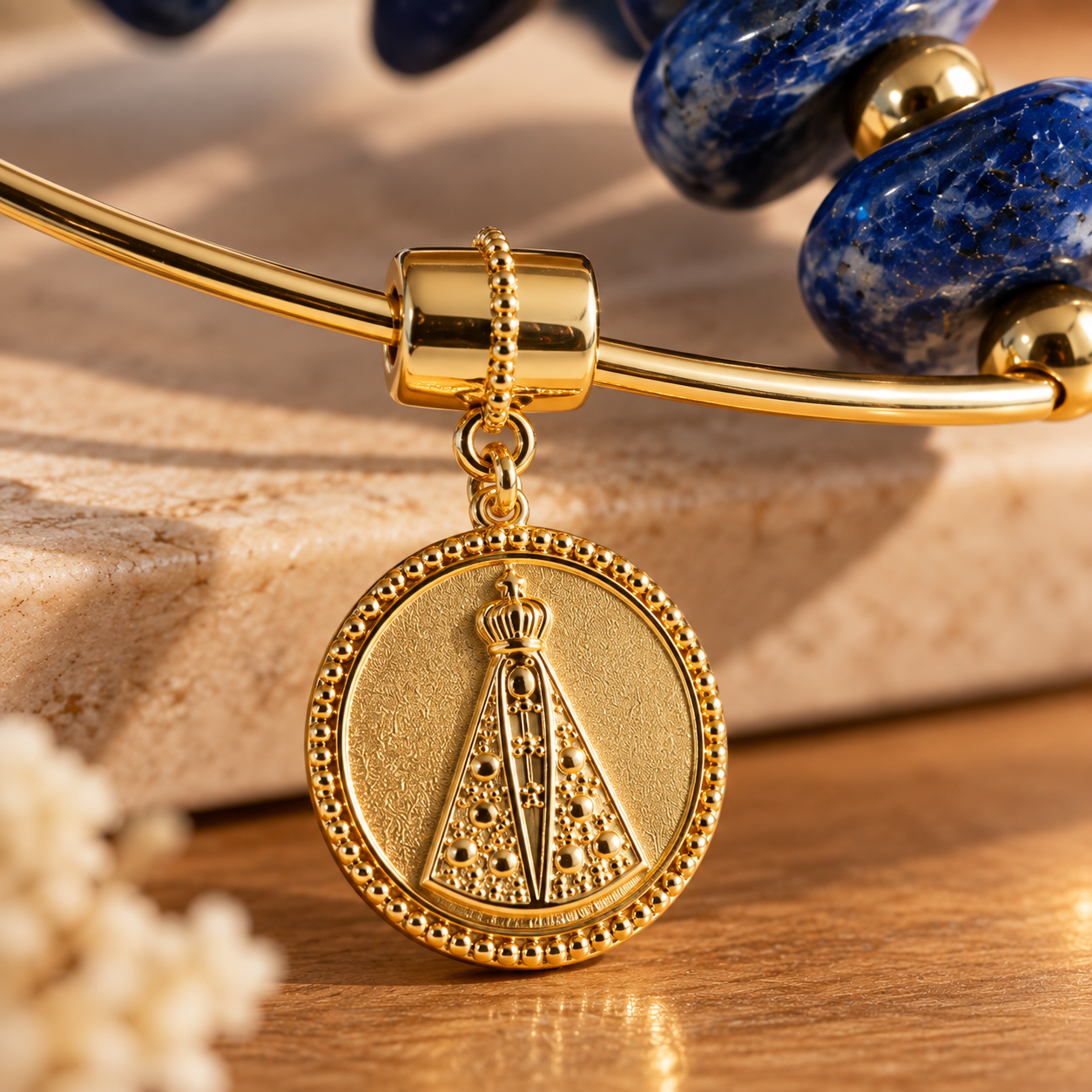 Terço Adorno Decorativo em Quartzo Azul com Medalha de Nossa Senhora Aparecida